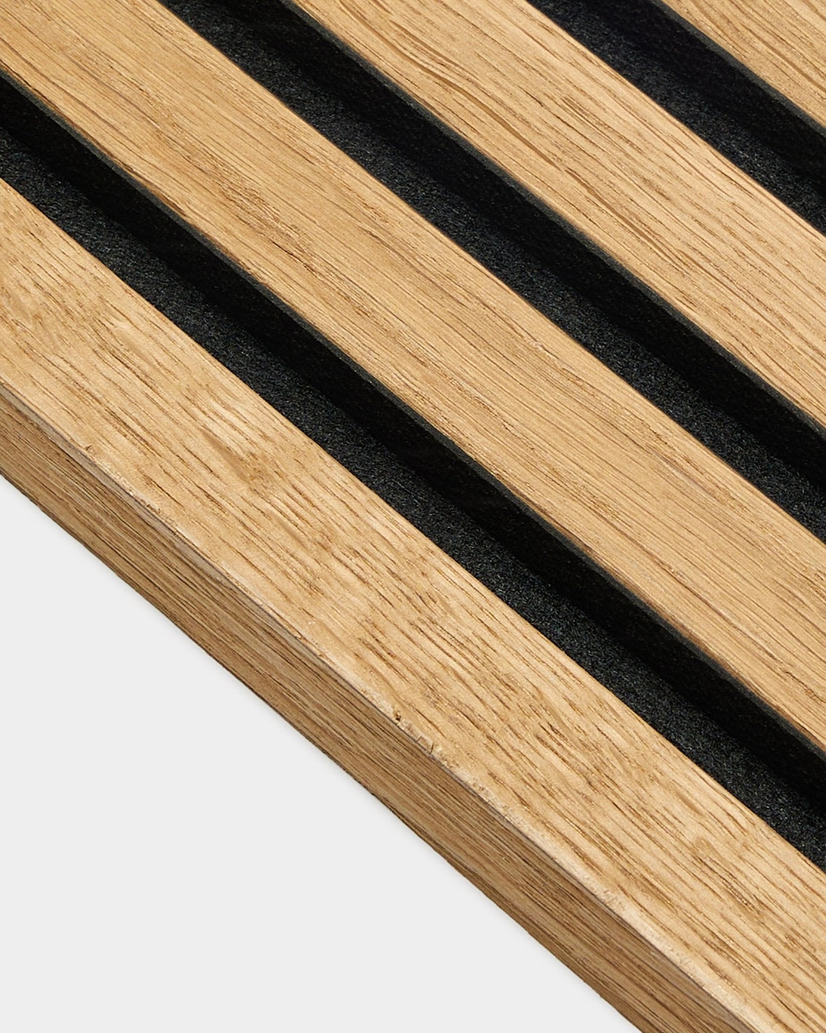 Close-up van het WoodUpp End Lamella-paneel in Rustic Brown Oak (2.2 cm), ontworpen voor Akupanel akoestische installaties met gelijkmatig verdeelde latten op een lichte muur.